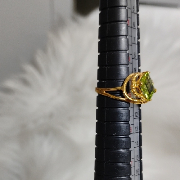 SALE! New 10kt Solid Gold Genuine Peridot Engagement/Gift Ring W Box - Picture 7 of 14